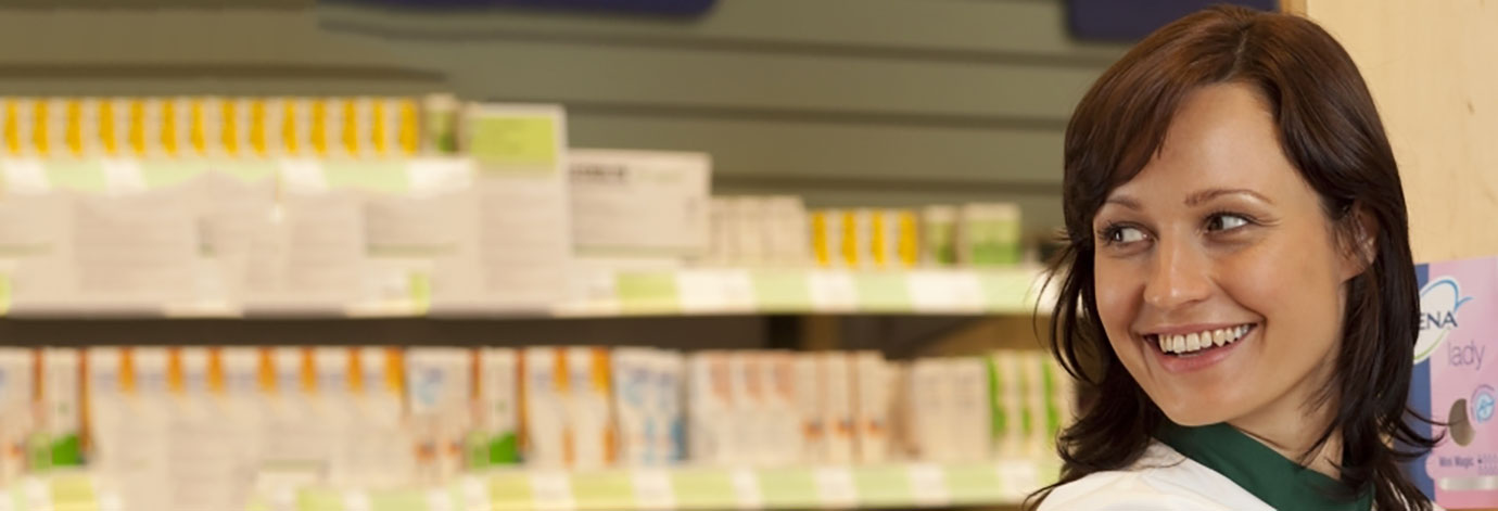 Mevrouw in een apotheek